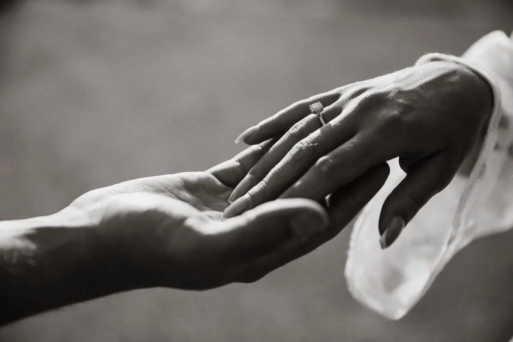 échange des alliances , cérémonie de mariage